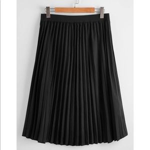 SHEIN Plus Solid Elastic Waist Pleated Skirt.